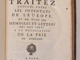un livre avec un titre posé sur une table