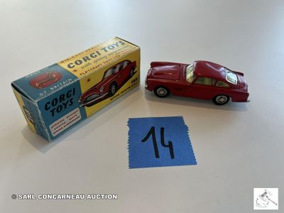 une petite voiture miniature posée à côté d'une boîte remplie de chiffres