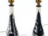 une paire de vases noirs et blancs ornés d'une plume noire
