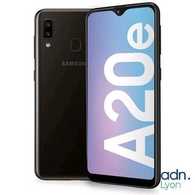 un téléphone Samsung A30E noir portant le logo Samsung