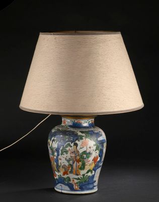 une photo d'une lampe de table surmontée d'un abat-jour