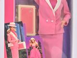 une poupée Barbie vêtue d'un tailleur rose et d'un chapeau, avec un sac à main rose