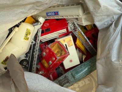 un sac en plastique rempli de jouets et d'autres objets