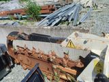 une photo montrant un tas de vieilles machines dans une casse