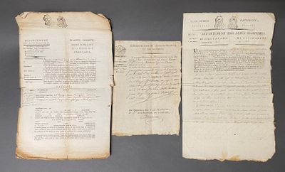 deux vieux journaux posés l'un à côté de l'autre sur une table