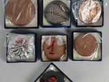 Plusieurs sortes de chocolats se trouvent dans une boîte posée sur une table