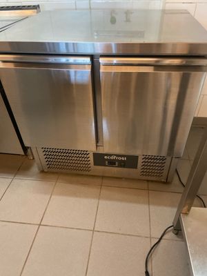 un plan de travail en acier inoxydable dans une cuisine