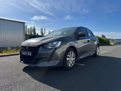 une voiture grise garée dans un parking à côté d'un bâtiment
