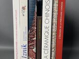 plusieurs livres sont empilés sur une table