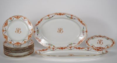 Partie de service de table 1900 en porcelaine à décor de fle…
