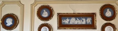 une photo d'un mur sur lequel sont accrochées plusieurs photos encadrées