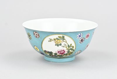 un bol bleu avec un motif floral