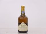 une bouteille de vin posée sur une table