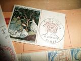 une photo montrant deux timbres posés sur une feuille de papier