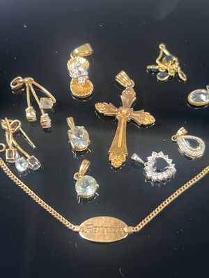 de nombreux bijoux en or et en argent sur un fond noir