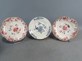 trois assiettes à motifs floraux posées sur une table