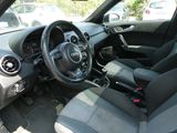 une photo d'une voiture avec un volant et un tableau de bord