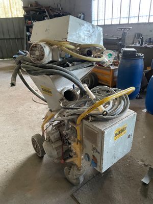 une machine posée sur le sol du garage