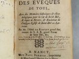 un livre ouvert avec une écriture dessus, posé sur une table