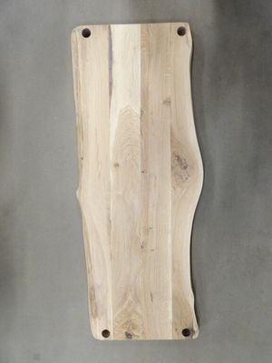 un gros plan d'une planche à découper en bois accrochée au mur