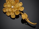 une broche en forme de fleur en or et diamants