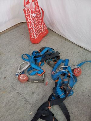un sac et une paire de chaussures posés par terre