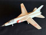 une maquette d'avion de chasse posée sur une surface noire
