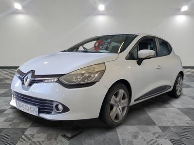 la voiture blanche est garée sur un sol en damier dans le garage