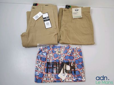 un pantalon et un t-shirt posés sur une table