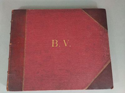 un vieux livre à la couverture rouge posé sur une table