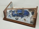une maquette de voiture bleue dans une vitrine