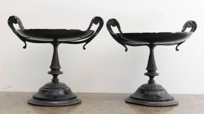 deux vases noirs posés sur une table en bois