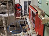 une photo d'une pièce où se trouvent plusieurs objets par terre