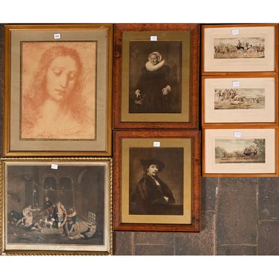 de nombreuses photos encadrées sur le mur de cette pièce