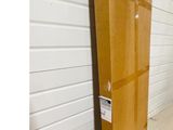une grande pile de cartons posée sur un plancher en bois