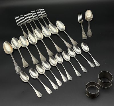 beaucoup de cuillères en argent et de cuillères à soupe sur une table