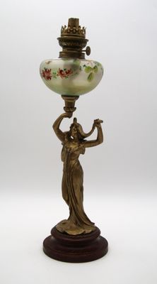 une lampe sur laquelle est représentée une femme tenant un vase
