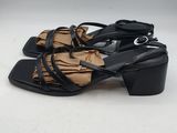 sandales en cuir noir avec des franges et des boucles sur les orteils