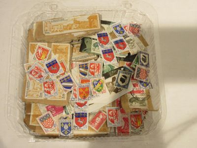 un récipient en plastique rempli de timbres et une paire de ciseaux
