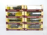 trois boîtes contenant un assortiment de véhicules militaires, posées sur une surface blanche