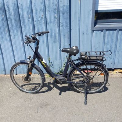 un vélo garé devant un immeuble bleu
