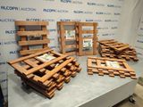 plusieurs morceaux de bois posés sur une table devant un mur