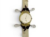 une horloge accrochée à un mur sur fond blanc