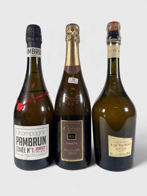 trois bouteilles de vin posées les unes à côté des autres sur une surface blanche