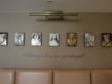 une photo d'un mur sur lequel sont accrochés des tableaux