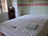 un matelas posé sur le lit dans la chambre