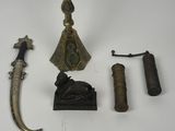 de nombreux objets anciens en laiton, notamment un couteau, une corne et d'autres objets
