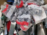 une boîte pleine d'objets assortis qui se trouvent dans la boîte