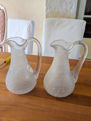 deux vases posés sur une table