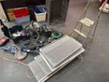 une pile d'objets hétéroclites sur le sol d'une pièce